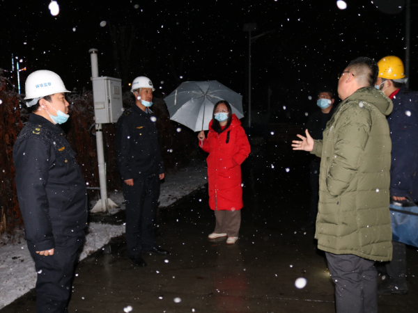 新疆：深夜冒雪查异味