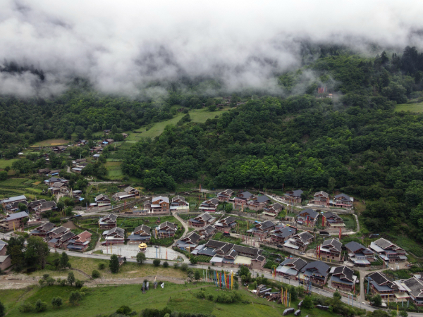 四川九寨沟擦亮绿色发展新名片