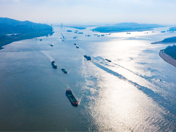 人民日报评论：护好绿水不辞难