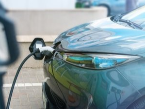 新能源汽车销售火爆，处置废旧电池责任