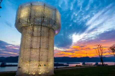 长江漂浮物、化工废料，摇身一变成艺术品