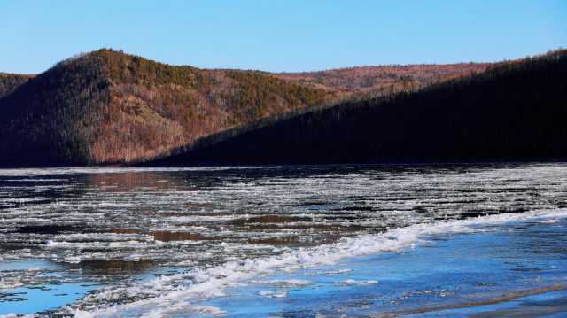 黑龙江漠河段进入流冰期 出现“跑冰排”独特景观