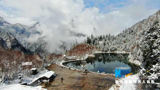 【“飞阅”中国】初冬雪映官鹅沟