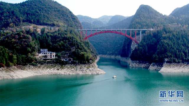 湖北咸丰：一桥飞架 天堑变通途