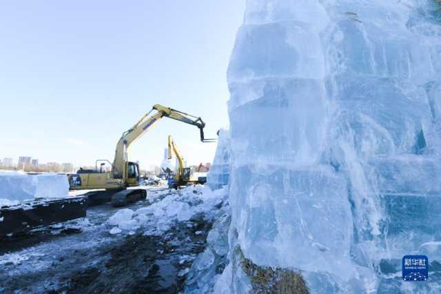 哈尔滨冰雪大世界：4万立方米存冰陆续投