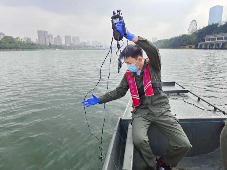 广西南宁南湖“水质体检”，守护一湖碧水