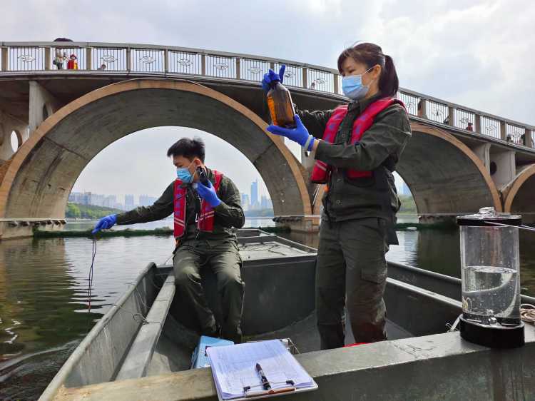 广西南宁南湖“水质体检”，守护一湖碧水