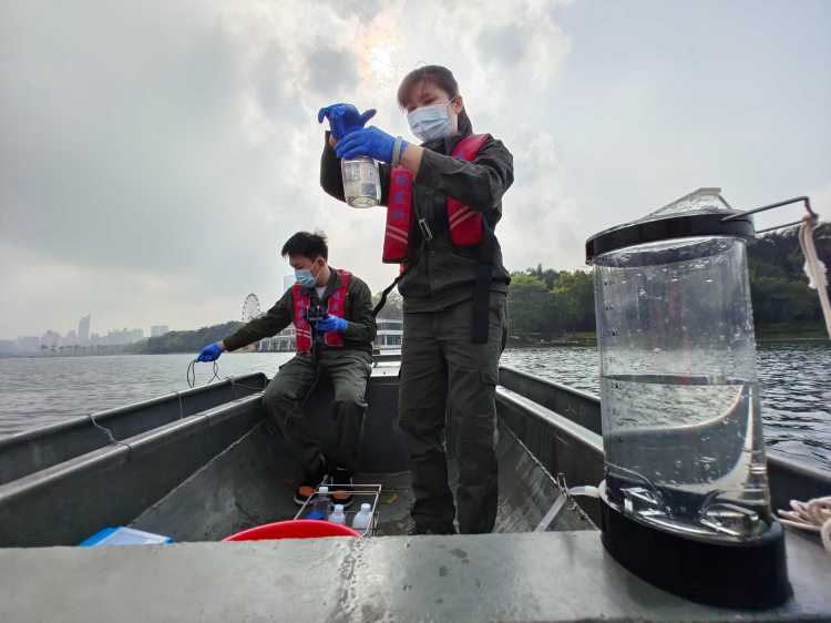 广西南宁南湖“水质体检”，守护一湖碧水