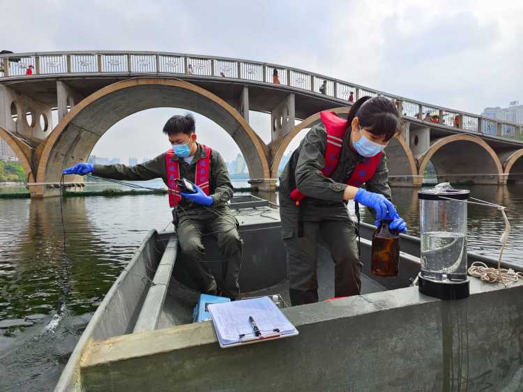 广西南宁南湖“水质体检”，守护一湖碧水