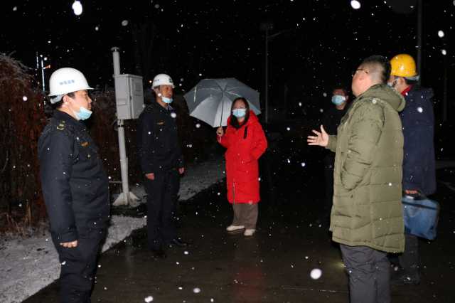 新疆：深夜冒雪查异味