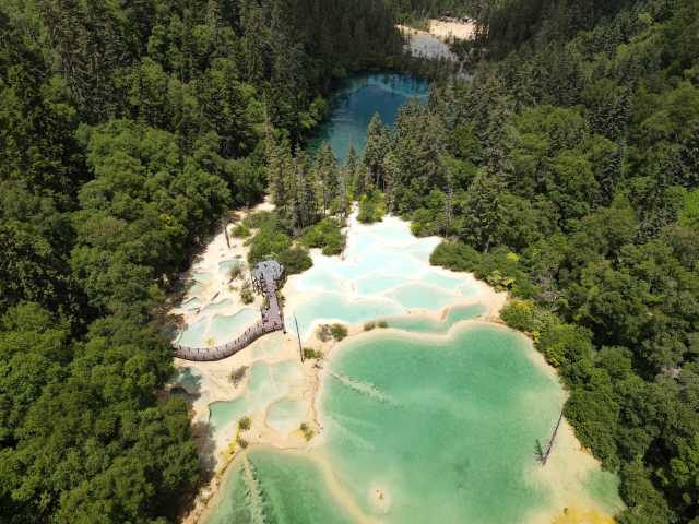 四川九寨沟擦亮绿色发展新名片