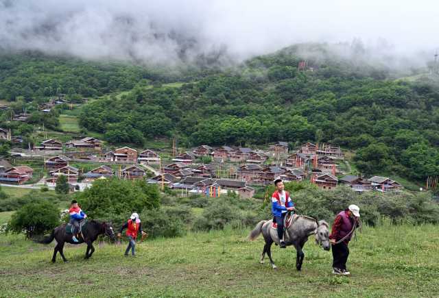 四川九寨沟擦亮绿色发展新名片