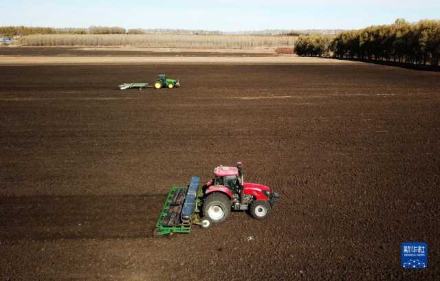 黑龙江拜泉:丰收整地两不误 黑龙江拜泉:丰收整地两不误