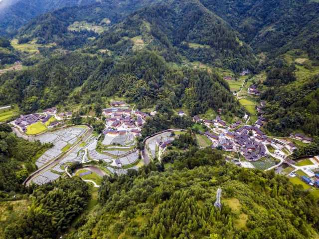 青海牧区：机械作业收割忙 牛羊过冬有保障