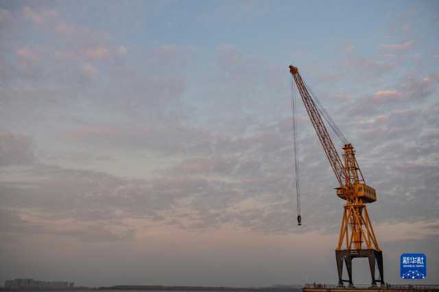 新华全媒+丨武汉青山江滩:旧工业码头的绿色蝶变 新华全媒+丨武汉青山江滩:旧工业码头的绿色蝶变