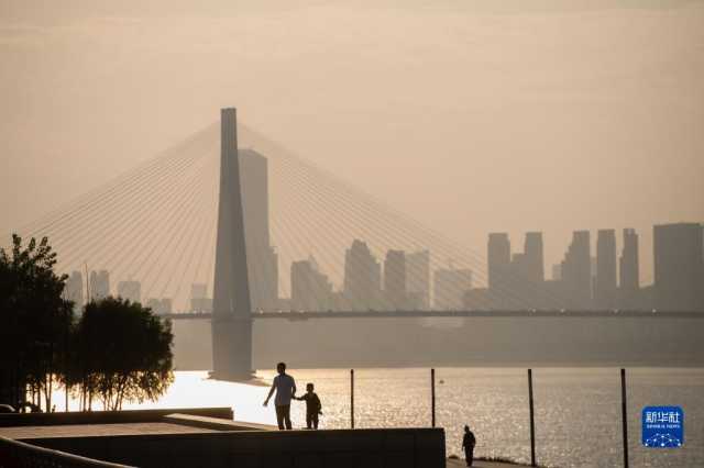 新华全媒+丨武汉青山江滩:旧工业码头的绿色蝶变 新华全媒+丨武汉青山江滩:旧工业码头的绿色蝶变