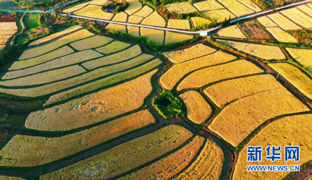 【“飞阅”中国】山峦披彩衣 斑斓似画卷