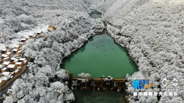 【“飞阅”中国】初冬雪映官鹅沟