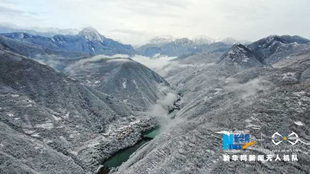 【“飞阅”中国】初冬雪映官鹅沟