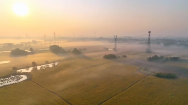 【“飞阅”中国】雾锁小镇 美景如画