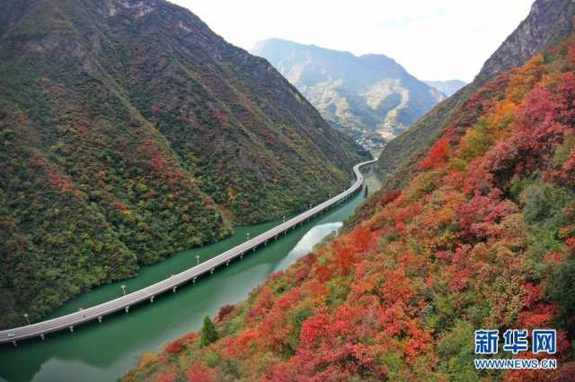 【“飞阅”中国】湖北兴山：“水上公路”冬景斑斓