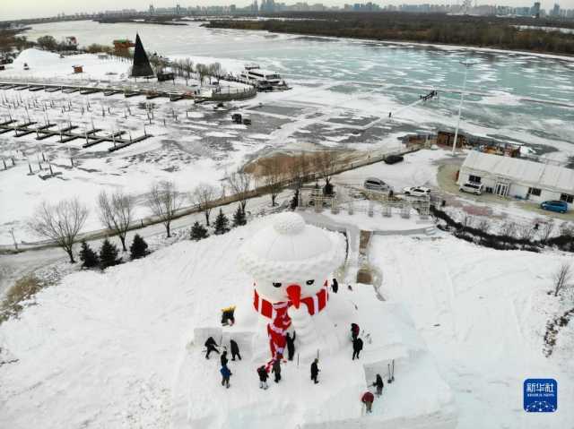 哈尔滨：松花江畔搭起18米高大雪人