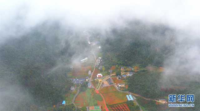 【“飞阅”中国】鄂西山村 烟雨画卷